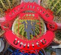 manchester united โลโก้แมนเชสเตอร์ยูไนเต็ด เหล็กตัดเลเซอร์ ขนาด 30*30 cm. ทำสีแดง  ผีดำ ใช้สีพ่นรถยนต์ 2 k ทนแดดทนฝน ทนทุกสภาวะอากาศ