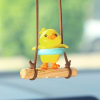 【jw】┅  Pato para Decoração Do Carro Anime Figura Modelo Pequeno Amarelo Espelho Retrovisor Automático Pingente Pendurado Enfeites De Carro Bonito Acessórios Presentes