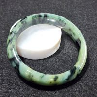 (J70) กำไลหยก พม่าแท้ Jadeite Type A 100% ไซส์ 62.8 mm. หยกสีธรรมชาติ ไม่ผ่านการปรับปรุงใดๆทั้งสิ้น