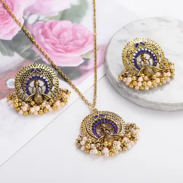 Buy Gleaming Diamond Petals Pendant Set Online | CaratLane