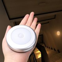 [Super bright bulb] Motion Sensor ไฟ LED ภายใต้คณะรัฐมนตรีโคมไฟติดผนังแบตเตอรี่ขับเคลื่อนไร้สายไฟกลางคืนข้างเตียงสำหรับห้องนอนตู้เสื้อผ้าแสง