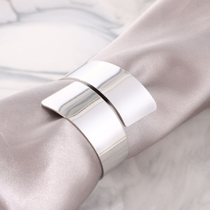 ผ้าเช็ดปากเซอเวียตใส่ผ้าเช็ดตัวงานแต่งงานสีเงินสำหรับอาหารค่ำโต๊ะแหวนสีทอง1ชิ้น