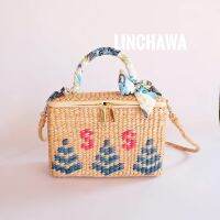 ??Linchawa  bag  รุ่นหายากงานสานย้อมสี มีแบบละ 1 ใบ ขนาด กว้าง 9” สูง 6.5” หนา 4” น้องน่ารักใส่โทรศัพท์มือถือได้จ้า กระเป๋าสานผักตบชวา