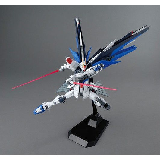 bandai-mg-1-100-freedom-gundam-v2-0