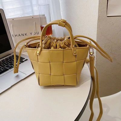 Senior feeling bag handbag 2022 new tide web celebrity hand-woven portable oblique satchel bag bucket