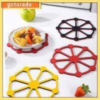 GOTORADE 4Pcs ซิลิโคนทำจากซิลิโคน เสื่อขาตั้งสามขา กันลื่น สีแดงและสีเหลือง เสื่อฉนวนกันความร้อน ใช้งานได้จริง กลมกลมๆ แผ่นรองแก้ว ห้องครัวและโต๊ะ