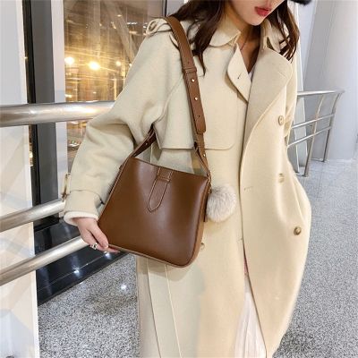 Pure color wide straps leisure inclined shoulder bag bag 2021 fall and winter of the new large-capacity pail pack one shoulder handbag restoring ancient ways