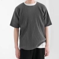 Issey Miyake Miyake เสื้อยืดจับจีบผู้ชาย,เสื้อยืดแขนสั้นฤดูร้อนเทรนด์วัยรุ่นสไตล์ญี่ปุ่นสีทึบโปรไฟล์คอกลมระบายอากาศเสื้อแบบหลวมลำลอง