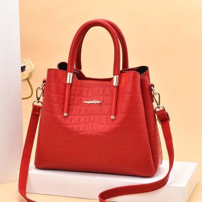 Female package 2021 new stone grain quality handbag large capacity in Europe and the leisure middle-aged female bag mother bag