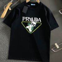 ยุโรปสถานี Prada เสื้อยืดผู้ชายฤดูใบไม้ผลิและฤดูร้อนใหม่แฟชั่นแบรนด์บางพิมพ์แฟชั่นรอบคอเสื้อสวมหัวแขนสั้นเสื้อยืดทุกการจับคู่