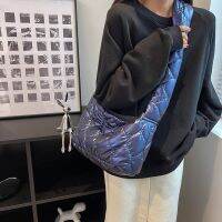 【Lanse store】กระเป๋าถือสตรี2022ใหม่,กระเป๋าถือกระเป๋าผ้าฝ้ายเบาะลงไหล่ Crossbody Bolsos ผู้หญิง