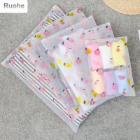 RUOHE เคสแฟชั่นลายผลไม้ใสสำหรับเสื้อผ้าสีชมพูใสเก็บของกระเป๋าแต่งหน้าอุปกรณ์จัดระเบียบกระเป๋าเดินทางกระเป๋า