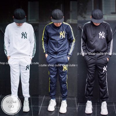 ML244  Set Sport Jacket 2 ชิ้น เสื้อแจ็คเก็ตสกรีนแบรนด์หน้า-หลัง ตีแถบ 2 เส้น มาคู่กางเกงขายาวตีแถบ 2 เส้น ปลายขาจั๊ม  เนื้อผ้าวอมทั้งชุดใส่เที่ยวหรือใส่ออกกำลังกายก็ได้ค่ะ จัดไปด่วนๆๆเลยค่ะ   +++นายแบบใส่งานจริง+++  สี : 3 สี กรม ขาว ดำ  ขนาด : เสื้อ รอบ