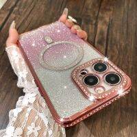 เคสกล่องโลหะชุบหรูหรากลิตเตอร์แม่เหล็กไล่ระดับสีสำหรับ iPhone 14 Pro Max เคสโทรศัพท์อ่อนใสแวววาวไรน์สโตนระยิบระยับพร้อม MagSafe และป้องกันเลนส์กล้องสำหรับผู้หญิงหญิงสาวสำหรับ iPhone 14 Plus,14 Pro,14,13,13 Pro,13 Pro Max,12 Promax. 12,11 Pro Max