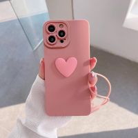 【CC】 Capa de silicone bonito Heart capa alça pulso iPhone 14 Plus 13 Max 12 Mini 11 X Xs Xr 7 8