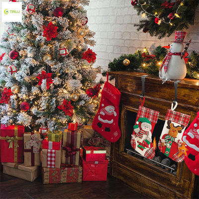 ตะขอที่ยึดถุงเท้าเตาผิงฝีมือประณีตของขวัญคริสต์มาสอ่อนสำหรับเพื่อนครอบครัว