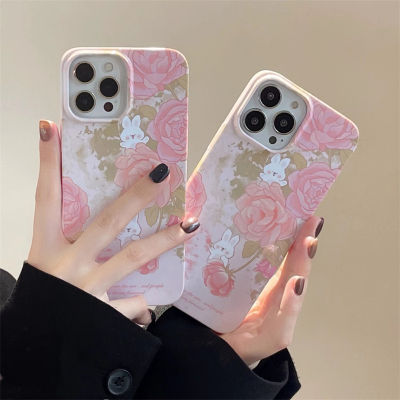 Rose Bunny Case สำหรับ iPhone14 กรณีดอกไม้สีชมพูสำหรับ iPhone12ProMax กระเป๋าใส่โทรศัพท์แบบเต็มรูปแบบสำหรับ iPhone13 เคสโทรศัพท์น่ารักสำหรับ iPhone11