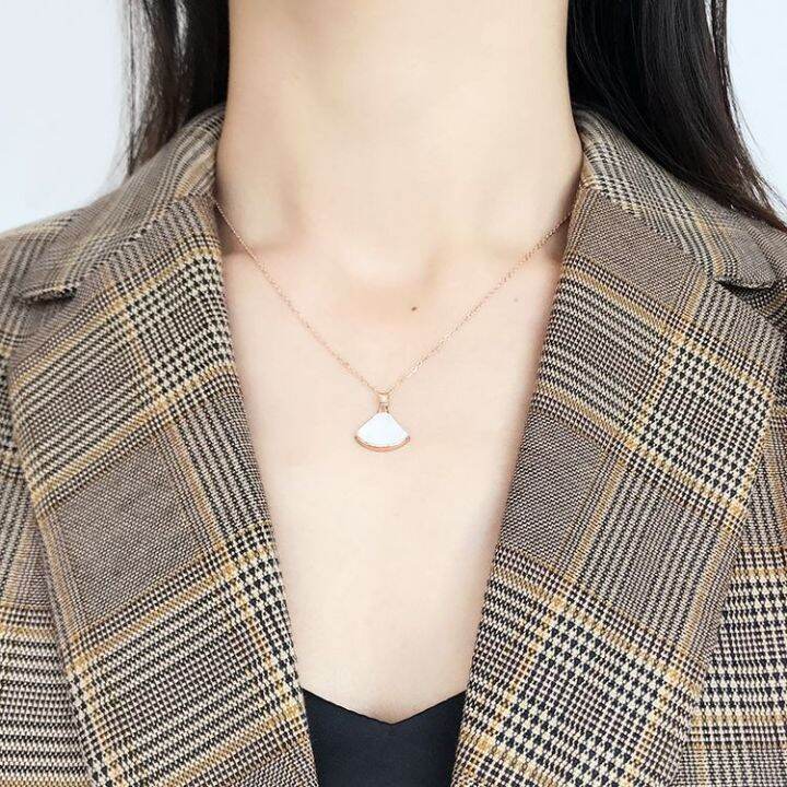 bathing-without-picking-colorless-high-end-simple-luxury-titanium-steel-white-fritillaria-fan-shaped-gingko-leaf-pendant-necklace-j8nl