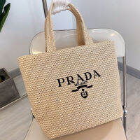 HOT”กระเป๋าผ้าทอผู้หญิง Prada ของแท้ Bag31ฟางกระเป๋าชายหาดกลางแจ้ง * 32ซม.