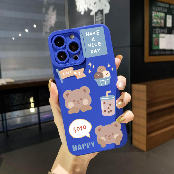 เคสโทรศัพท์สำหรับ-iphone-14-plus-13-12-pro-max-11-xr-7-8-se-2020การ์ตูนหมีมีความสุขฝาครอบขอบสี่เหลี่ยมฝาครอบป้องกันเลนส์เต็ม