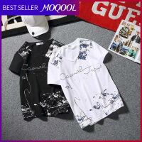 MOQOOL เสื้อยืดแขนสั้นแบบใหม่ของผู้ชาย คอวีแฟชั่นเกาหลีฤดูร้อนครึ่งแขน เสื้อยืดแฟชั่นฤดูร้อนของผู้ชาย