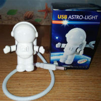 หลอด USB ที่ยืดหยุ่นโคมไฟอ่านหนังสือขนาดเล็กปรับได้สำหรับโน้ตบุ๊คคอมพิวเตอร์แล็ปท็อปมนุษย์อวกาศไฟกลางคืนโต๊ะเขียนหนังสือ LED ใช้ได้ทุกวัน