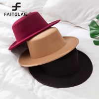 【Hot Sale】embellishembellishหมวก Fedoras ด้านบนแบนสำหรับผู้หญิงสีทึบเลียนแบบ WoolenCapBritish ปีกกว้างสุภาพสตรีหมวกกะลาหมวก Fedora