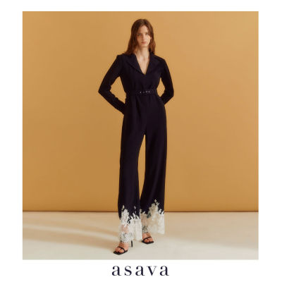[asava ss23] Asava Signature Lace Jumpsuit จั๊มสูทผู้หญิง แขนยาว แต่งคาดเข็มขัด แต่งกระเป๋าข้าง แต่งชายผ้าลูกไม้ ซิปหลัง