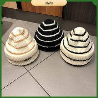 SHILU สีคมชัด หมวกบีนนี่ แถบสีดำและสีขาว ฤดูหนาวที่อบอุ่น หมวกถักนิตติ้ง แฟชั่นสำหรับผู้หญิง หมวก skullcap ผู้หญิงผู้ชาย