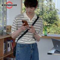 KYUSHUAD เสื้อยืดผู้ชายเสื้อโปโลวางกลับแฟชั่นวัยเยาว์เทรนด์แขนสั้นใหม่