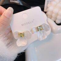 French White Iris Tectorum Flower Cube Sugar Earrings Niche Design Advanced Ear Rings Super Girl Earrings 2023 New