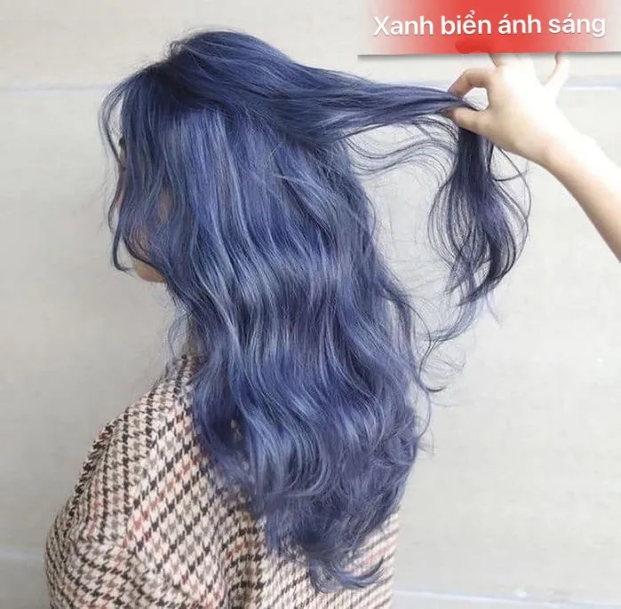 Hãy khám phá và trải nghiệm sự thay đổi tuyệt vời của bản thân với nhuộm tóc màu xanh dương tím. Vẻ đẹp này sẽ khiến bạn tự tin hơn trong mọi hoạt động.
