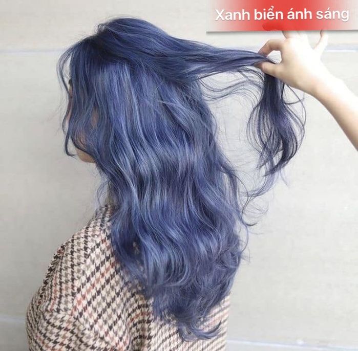 Thuốc nhuộm tóc màu xanh biển ánh sáng sẽ giúp bạn tràn đầy sức sống và tươi trẻ hơn bao giờ hết. Chiếc mái tóc chói lóa sáng màu xanh biển ánh sáng sẽ là điểm nhấn thu hút mọi ánh nhìn.