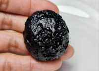 สะเก็ดดาว(Tektite) "อัญมณีศักดิ์สิทธิ์แห่งพระกฤษณะ" น้ำหนัก 23.43 g. ขนาด 29.5*19.3*33.6 mm. พลอยแท้ 100 % เนื้อดี ราคาถูก