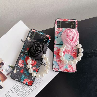 ~ เคสโทรศัพท์มือถือนิ่ม ปิดด้านหลัง ลายดอกไม้ ดอกกุหลาบ 3D หรูหรา พร้อมสร้อยข้อมือ ประดับมุก สไตล์เกาหลีวินเทจ สําหรับ Samsung Galaxy Z Flip 3 5G Z Flip 4 zflip4