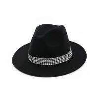 Fedora แจ๊สหมวกลายสก๊อตเข็มขัดผู้ชาย Wome สีทึบทำด้วยผ้าขนสัตว์ปีกกว้างปานามาฤดูใบไม้ผลิฤดูใบไม้ร่วงรู้สึกหมวกแฟชั่นใหม่หมวกขายส่ง