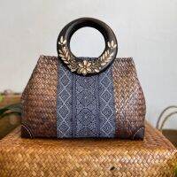 กระเป๋าถือกระจูดหูไม้กลม  krajood  handbag  ลายผ้าเอกลักษณ์ และหนังหุ้มคุณภาพ ด้านในบุด้วยผ้า มีช่องใส่ของ ใส่ซิบอย่างดี สีน้ำตาลเปลือกมะขาม