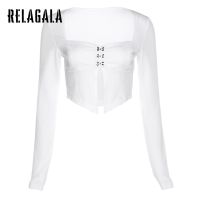 Relagala เสื้อยืดแขนยาว คอสี่เหลี่ยม กระดุมแถวเดียว เข้ารูป โชว์สะดือ แฟชั่นสตรี