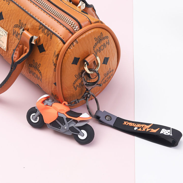 พวงกุญแจรถจักรยานยนต์เท่ห์สร้างสรรค์น่ารักๆเด็กผู้ชายจี้ประดับจี้กระเป๋าหนังสือสุดเท่ของขวัญซองเฉิง