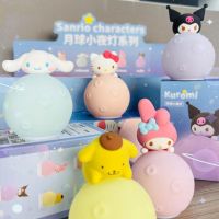 กล่องทึบของเล่นไฟสว่างกลางคืน Sanrio ของแท้ใหม่ KURMI Mymelody Cinnamoroll Pompom อนิเมะของเล่นแอ็คชันโมเดลสำหรับเป็นของขวัญเด็กผู้หญิงเด็กน้อย