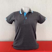 poloshirt สีเทาท๊อปดำ ปกคลีปขาวฟ้า ทางร้าน polodesign มีจำหน่ายทั้งเป็นเสื้อโปโลแบบผู้ชาย ทรงตรง มีกระเป๋าที่หน้าอก ถ้าเป็นเสื้อโปโลหญิง