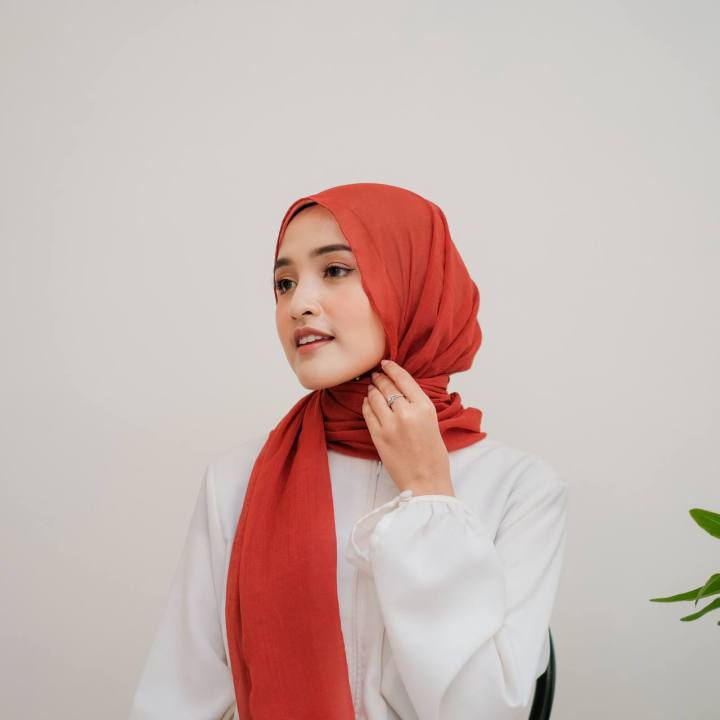 Baru Camila Pashmina Bahan Yoryu Shimmer Warna Coral Hijab Pashmina ...