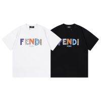 (คุณภาพสูง) 23ss NewFend เสื้อ100% เสื้อยืดผ้าฝ้ายสำหรับผู้หญิงและผู้ชายเสื้อแขนสั้นแฟชั่นจำกัดระดับไฮเอนด์พิมพ์โลโก้และทรงหลวมเสื้อผ้าชั้นนำเข้ากับทุกชุดได้