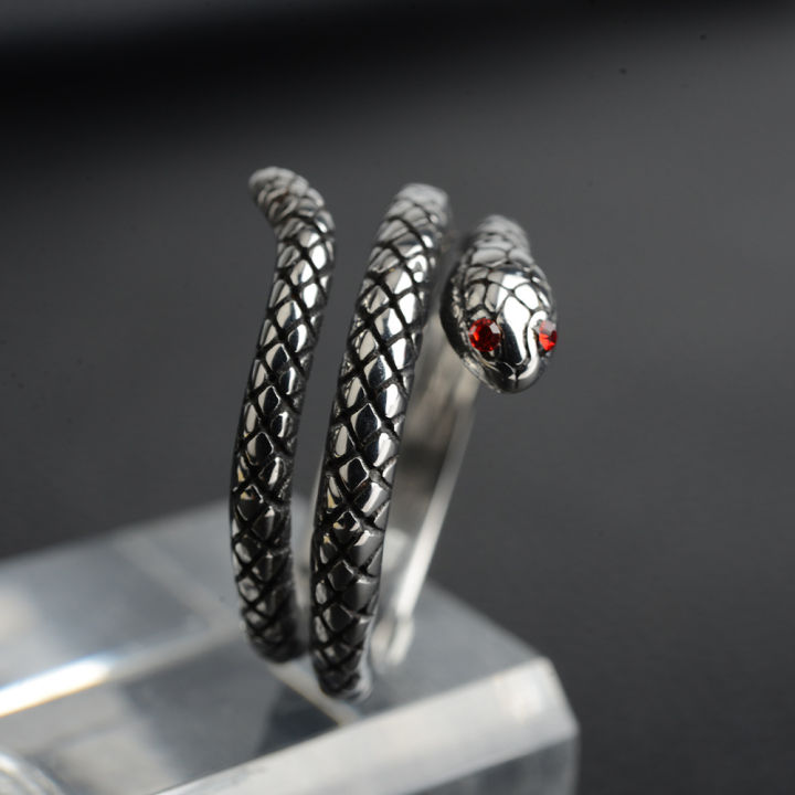 แหวนเหล็กไทเทเนียมรูปงูไพทอนงูเห่าตาแดงบุคลิกย้อนยุค