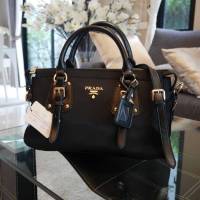 กระเป๋าสะพายข้าง กระเป๋าทรง Handbag กระเป๋าถือ ทรงหรู  จากงานพรีเมี่ยมกิ้ฟ จากเคาเตอร์ต่างประเทศ จากแบรนด์ พราด้า