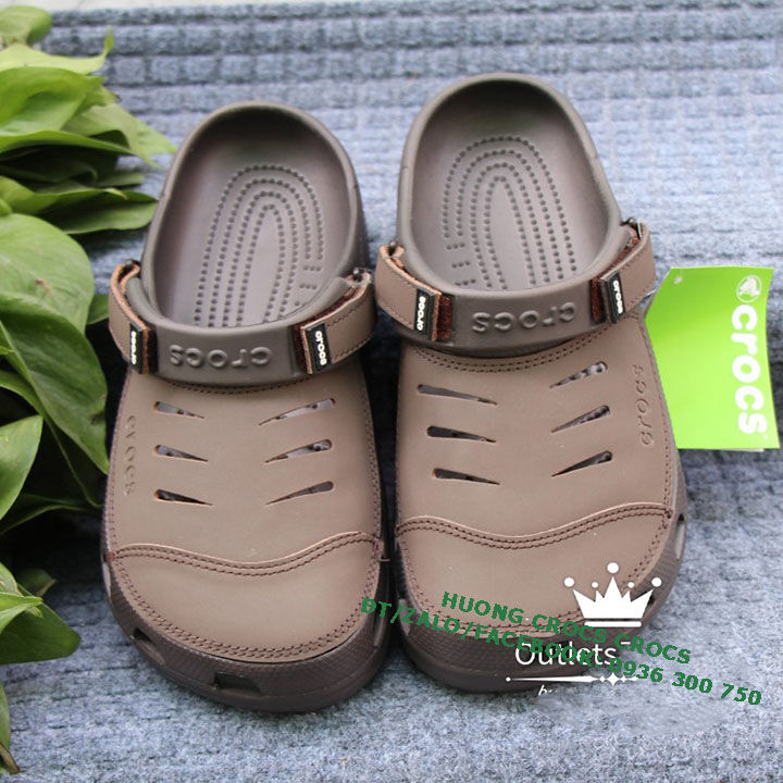 DÉP SỤC NHỰA ĐI MƯA CROCS YUKON SPORT CLOG CHO NAM MÀU NÂU 