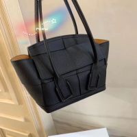 M.IEW bottega veneta Arco กระเป๋าสะพาย ข้ามร่างกาย กระเป๋าถือ สีดำ