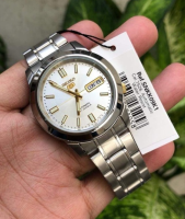 SEIKO 5 Automatic รุ่น SNKK09K1 นาฬิกาข้อมือผู้ชายสายแสตนเลสสีเงิน เข็มทองสวยหรู โดดเด่น - มั่นใจ ของแท้ 100% รับประกันสินค้า 1 ปีเต็ม