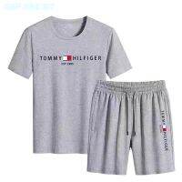 ✔♟Tommy Hilfiger 2023เสื้อยืดแขนสั้นชุดกีฬาบุรุษใหม่ขนาดใหญ่หลวมกางเกงขาสั้นชุดกีฬาวัยกลางคนและหนุ่มสาวชุดสองชิ้น