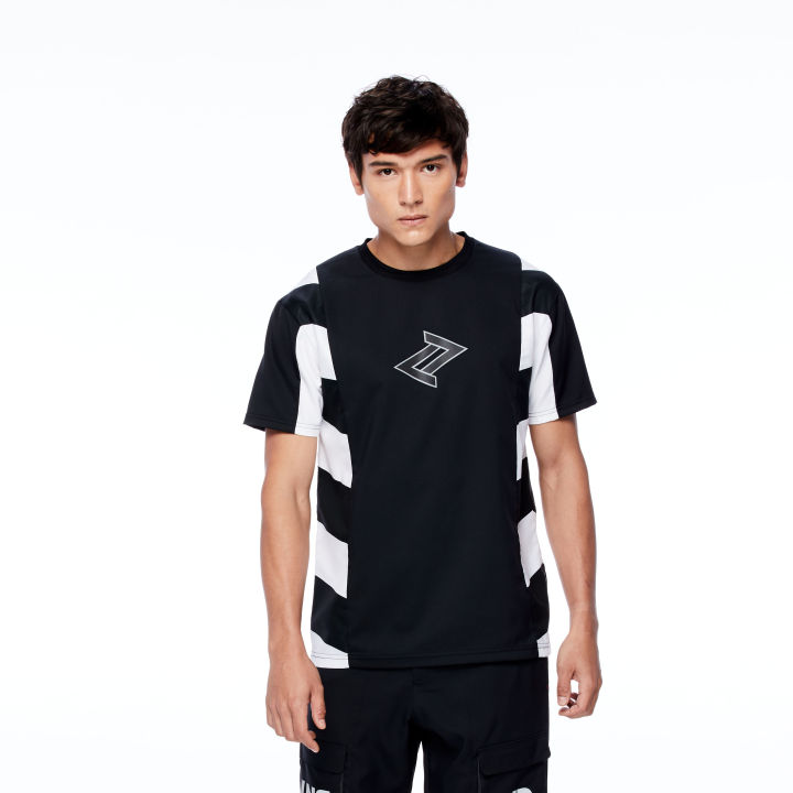 unbound-track-oversized-t-shirt-เสื้อยืดแขนสั้นชาย-เสื้ออันบาวน์-ตัดต่อข้างสีขาวดำ-โลโก้สะท้อนแสง